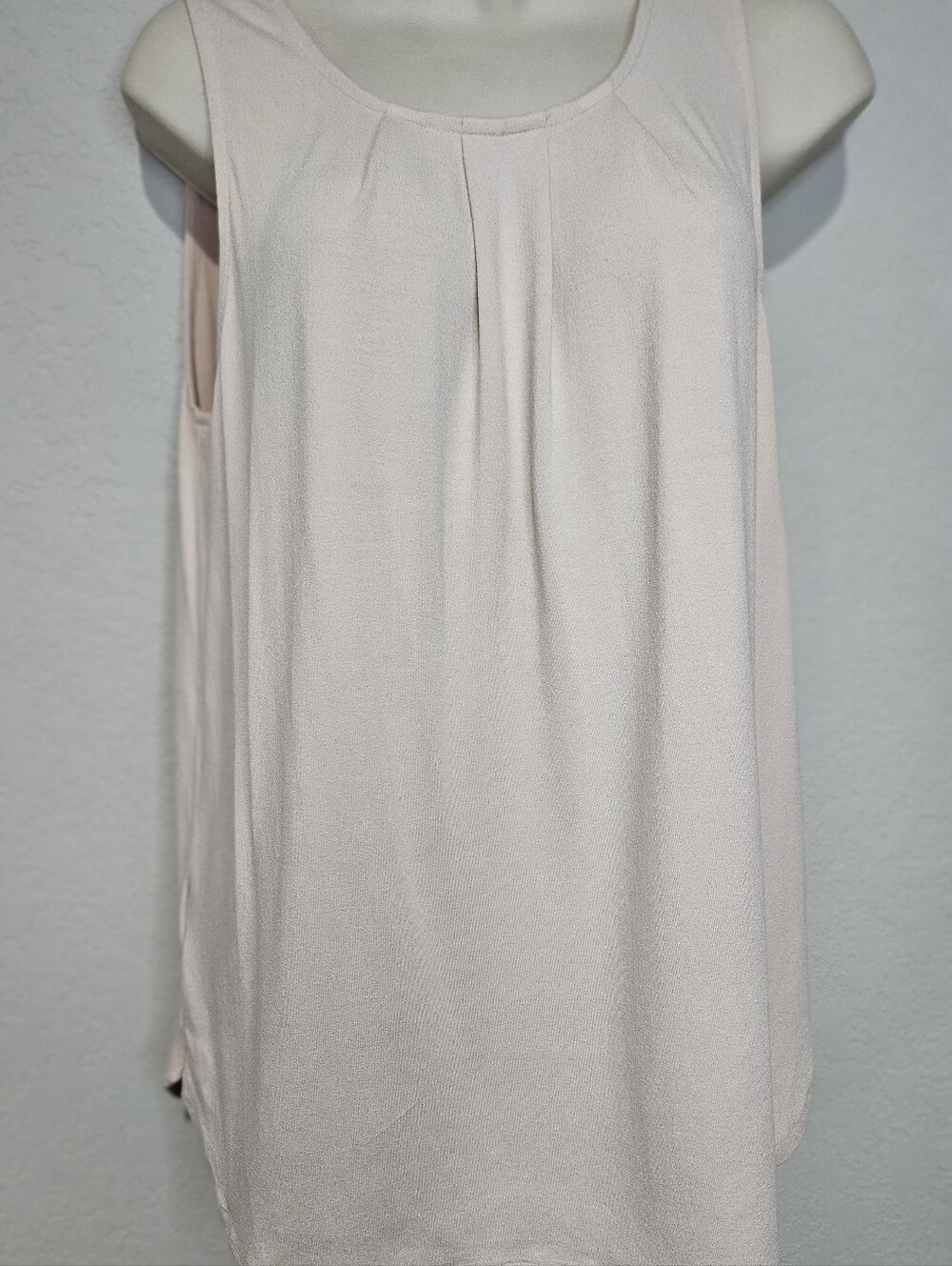 EUC Ann Taylor Sleeveless Keyhole Shift Top in Blush S